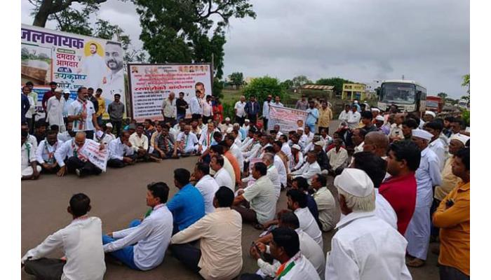 राष्ट्रीय काँग्रेसच्यावतीने कातर खटाव येथे रस्ता रोको आंदोलन