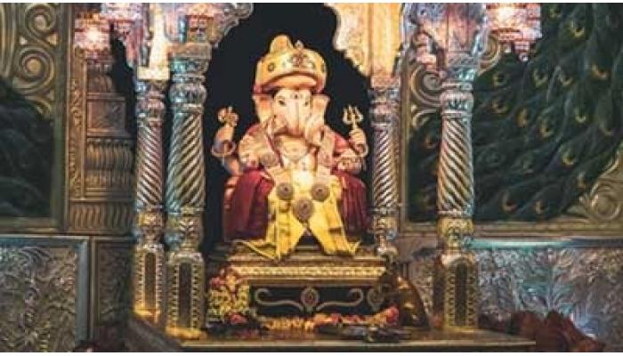 पुण्यातील एका गणेश मंडळाने साकारलेल्या गणेशोत्सवातील देखाव्यावरुन वाद