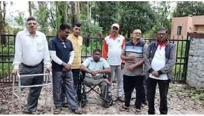 दिव्यांग बांधवांचा दरे येथील मुख्यमंत्र्यांच्या निवासस्थानासमोर ठिय्या