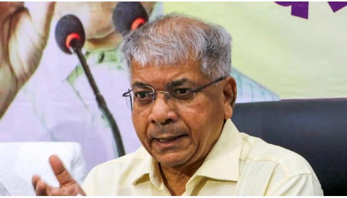 छातीत दुखत असल्याने प्रकाश आंबेडकर रुग्णालयात दाखल