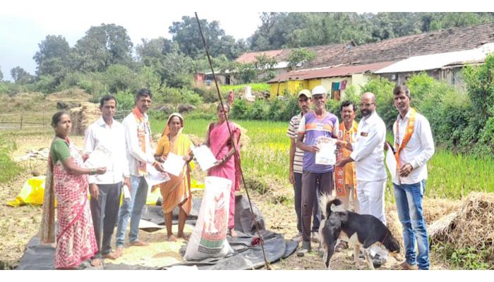 अमित दादांसाठी प्रचारक पोहोचले शेताच्या बांधावर