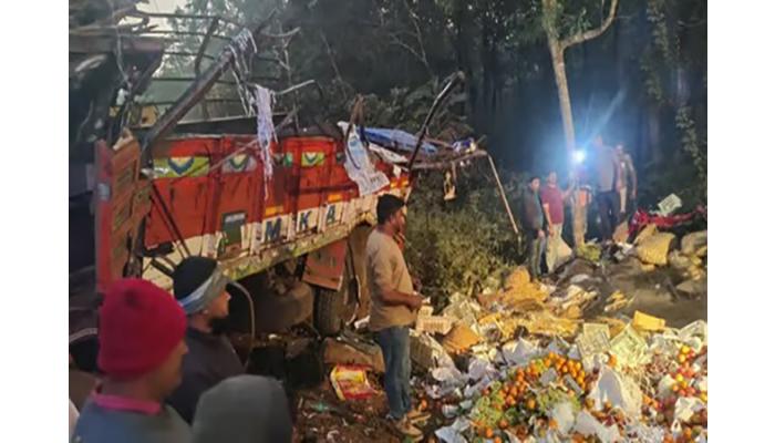 फळ-भाज्या घेऊन जाणारा ट्रक ५० मीटर खोल दरीत कोसळला