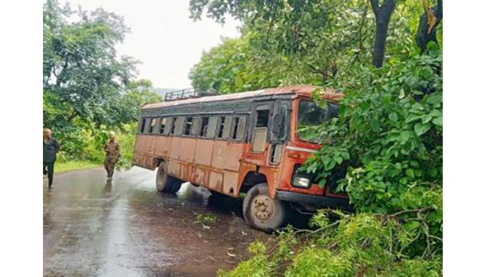 चालकाचा ताबा सुटून एसटी बसची झाडाला धडक