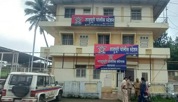 अटकाव केल्याप्रकरणी तिघांवर गुन्हा