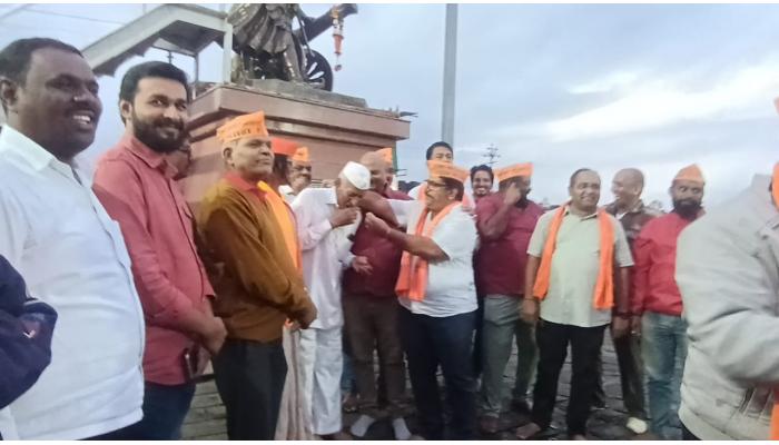 शिवतीर्थावर मराठा बांधवांचा जल्लोष