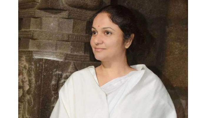 मुन्नाभाईमधील अभिनेत्री ग्रेसी सिंग ब्रह्माकुमारी अध्यात्मिक केंद्रात एक तप